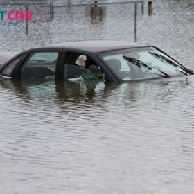 o-to-dien-bi-ngap-nuoc-can-lam-gi