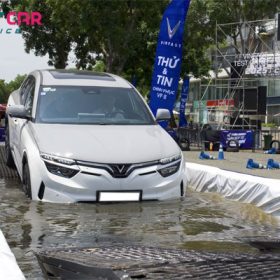 o-to-dien-bi-ngap-nuoc-moi