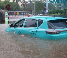 o-to-dien-bi-nuoc-vao-pin